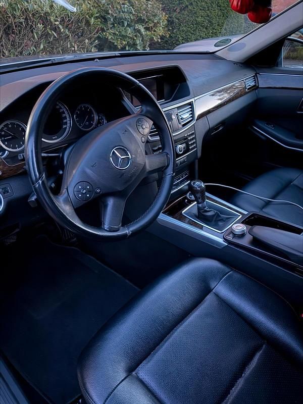 Usata Mercedes E200 135 CV (99 kW) 2011 Grigio Berlina