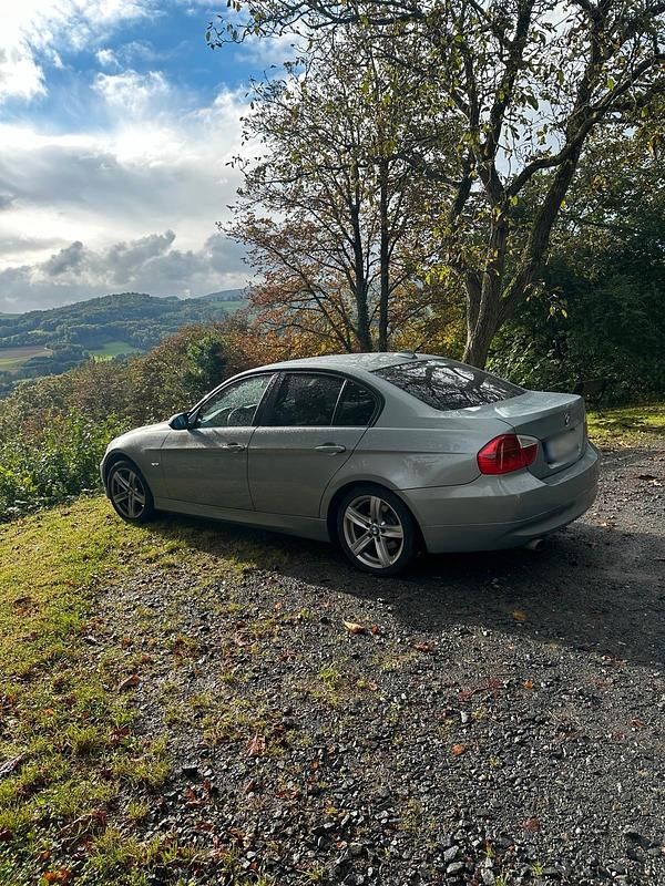 Gebraucht BMW 320 194 PS (142 kW) 2007 Grau Limousine