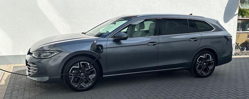 Grau Gebraucht 2024 VW Passat Limousine | 41.001 € (Guter Preis) - Bild 1/4
