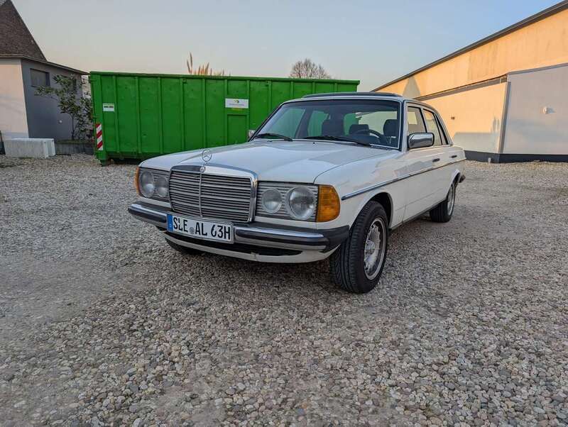 Weiß Gebraucht 1981 Mercedes 200 Limousine | 12.500 € - Bild 1/4