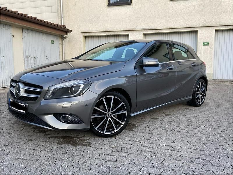 Andere farben Gebraucht 2013 Mercedes A200 Urban Kleinwagen | 12.400 € (Fairer Preis) - Bild 1/4