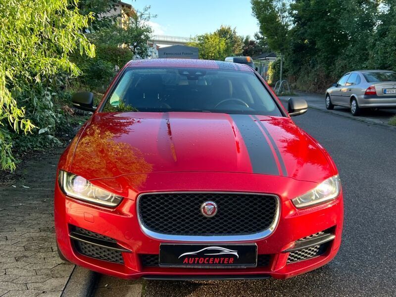 Gebraucht Jaguar XE Prestige 179 PS (131 kW) 2015 Rot Limousine