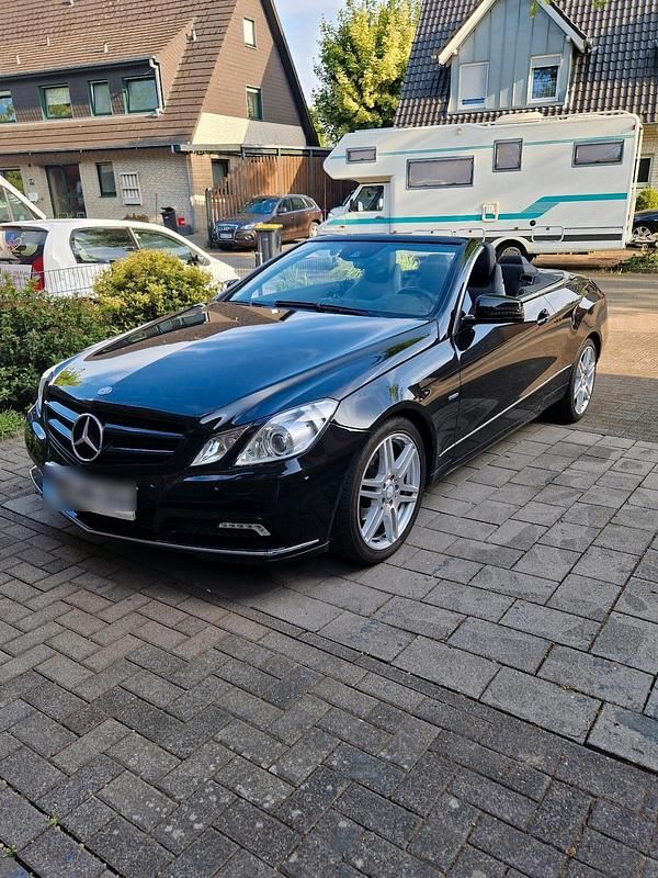 Schwarz Gebraucht 2011 Mercedes E250 Cabrio | 11.995 € - Bild 1/4