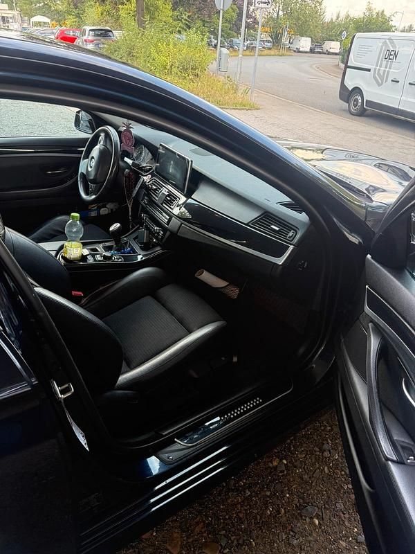 Blau Gebraucht 2011 BMW 520 Limousine | 8.950 € (Fairer Preis) - Bild 1/4