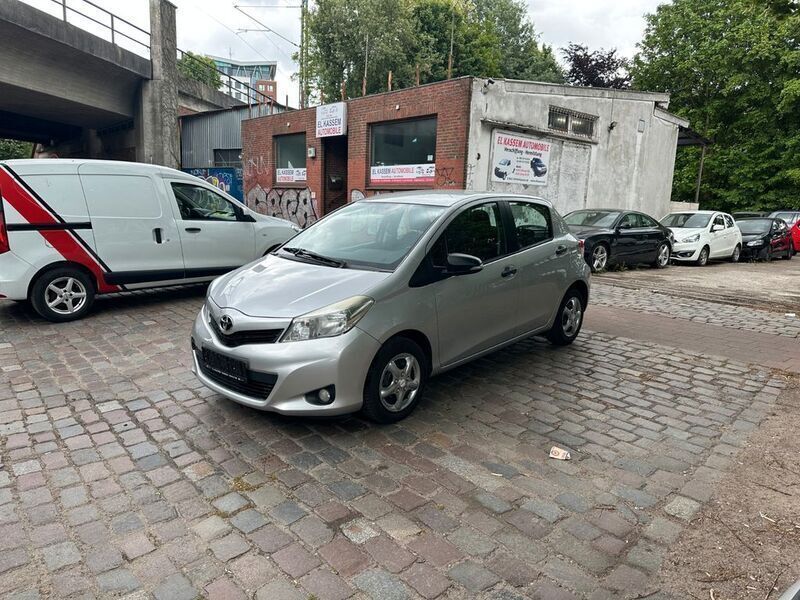 Silber Gebraucht 2012 Toyota Yaris Limousine | 3.900 € (Fairer Preis) - Bild 1/4
