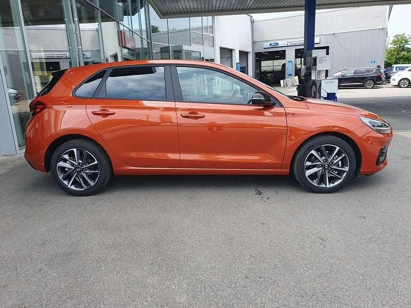 Gebraucht Hyundai i30 Advantage 101 PS (74 kW) 2025 Jupiter orange metallic Limousine