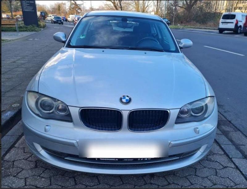 Grau Gebraucht 2009 BMW 118 Kleinwagen | 2.100 € (Superpreis) - Bild 1/4