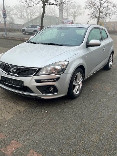 Silber Gebraucht 2012 Kia Ceed Limousine | 4.250 € (Fairer Preis) - Bild 1/4
