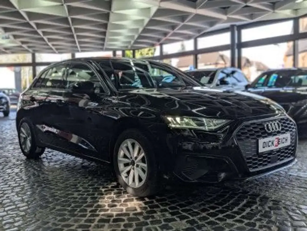 Używany Audi A3 S-Line 116 KM (85 kW) 2022 Czarny Sedan/Limuzyna
