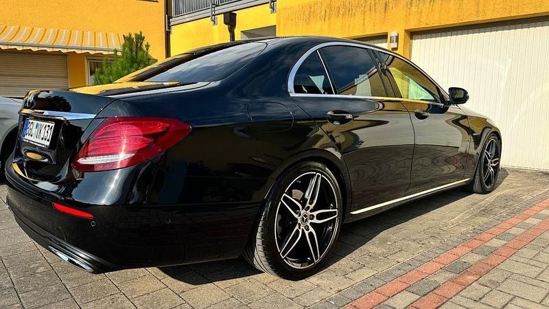 Gebraucht Mercedes E220 194 PS (142 kW) 2019 Schwarz Limousine