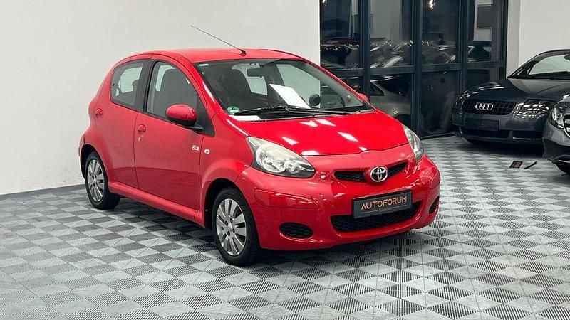 Rot Gebraucht 2009 Toyota Aygo Kleinwagen | 2.999 € (Etwas zu teuer) - Bild 1/4