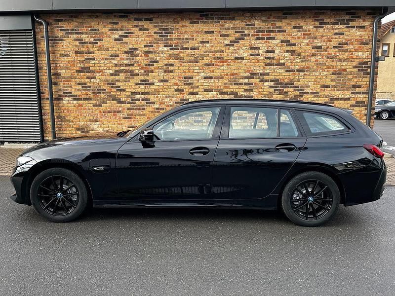 Gebraucht BMW 330e Sport Line 292 PS (214 kW) 2022 Schwarz ii/bonnet fluid black Kombi