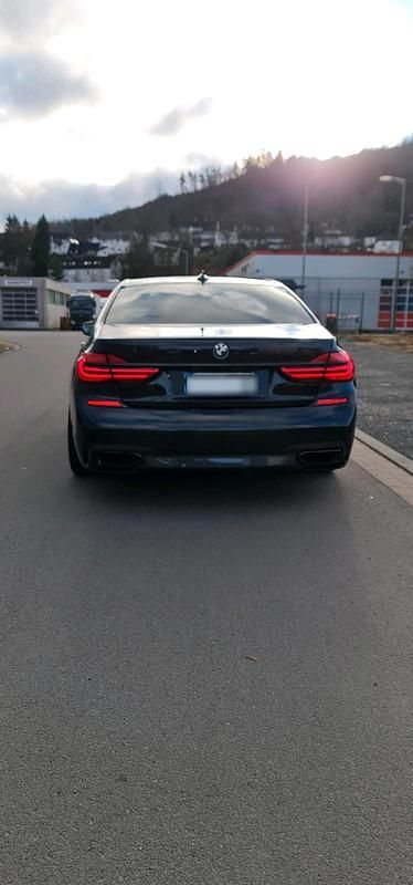 Gebraucht BMW 750 Shadowline 449 PS (330 kW) 2016 Schwarz Limousine