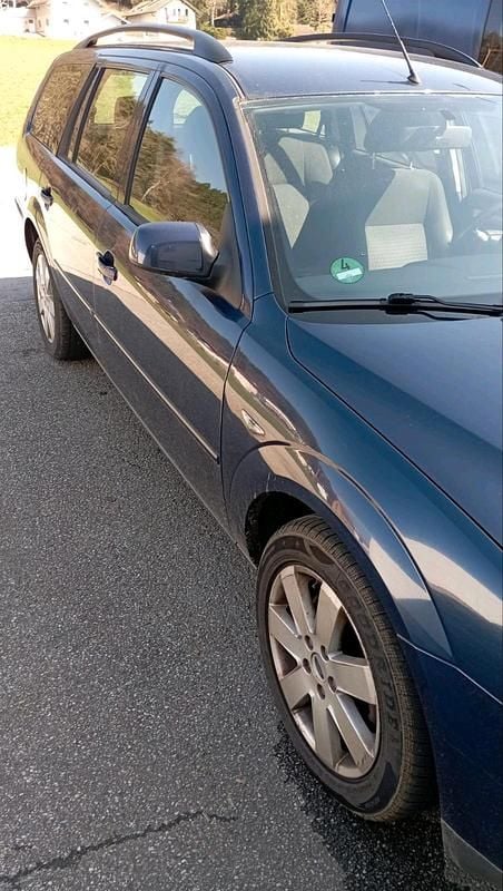 Gebraucht Ford Mondeo 125 PS (91 kW) 2004 Blau Kombi