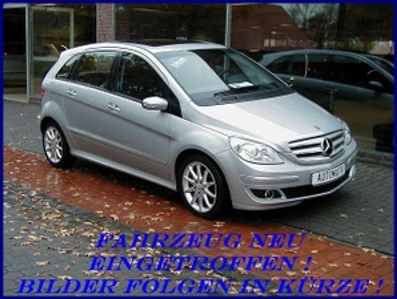 Kosmosschwarz (metallic) Gebraucht 2016 Mercedes B180 Urban Van / Kleinbus | 16.500 € (Fairer Preis) - Bild 1/1