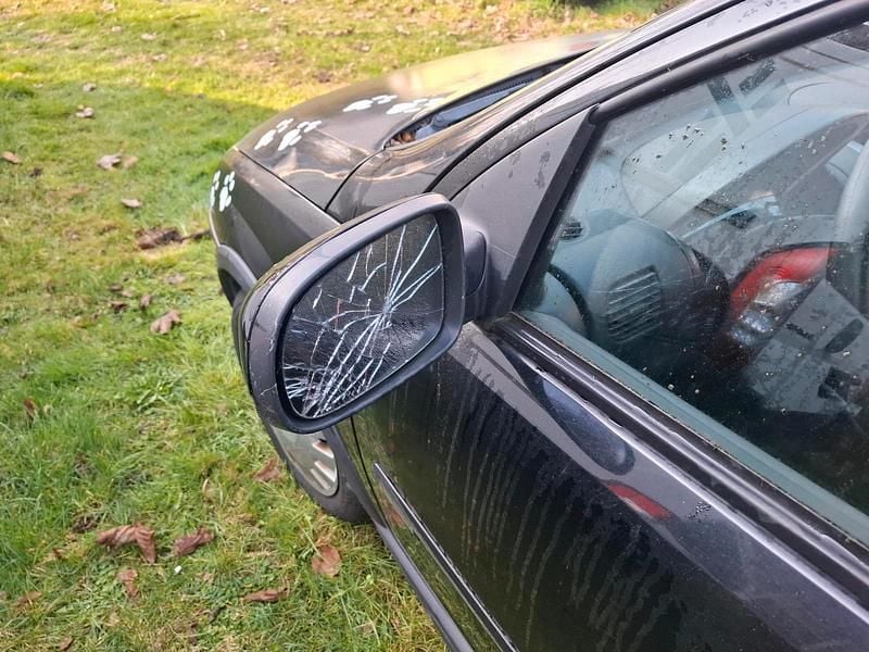 Używany Opel Corsa 75 KM (55 kW) 2002 Czarny Hatchback