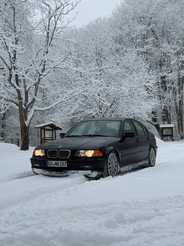 Schwarz Gebraucht 2001 BMW 320 Basis Limousine | 2.000 € (Guter Preis) - Bild 1/4