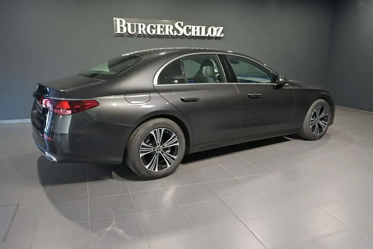 Gebraucht Mercedes E200 Avantgarde 204 PS (150 kW) 2024 Metalliclack graphitgrau Limousine
