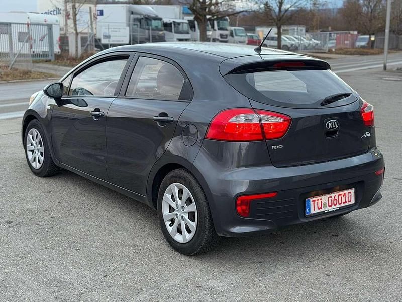 Gebraucht Kia Rio 84 PS (61 kW) 2015 Grau Limousine