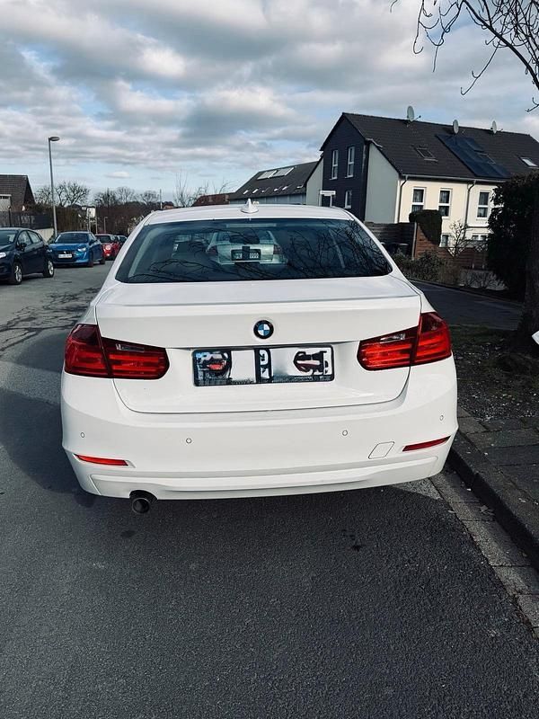 Gebraucht BMW 320 Sport Line 184 PS (135 kW) 2012 Weiß Limousine