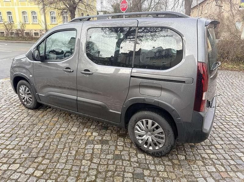 Gebraucht Peugeot Rifter Allure 110 PS (80 kW) 2023 Lackierung platiniumgrau Van / Kleinbus