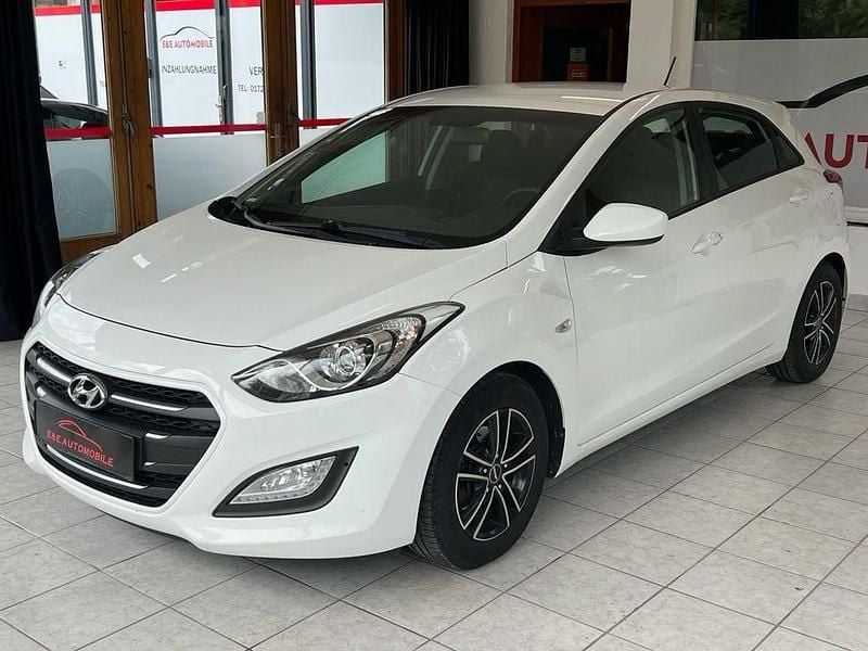 Weiß Gebraucht 2016 Hyundai i30 Classic Limousine | 5.999 € (Superpreis) - Bild 1/4