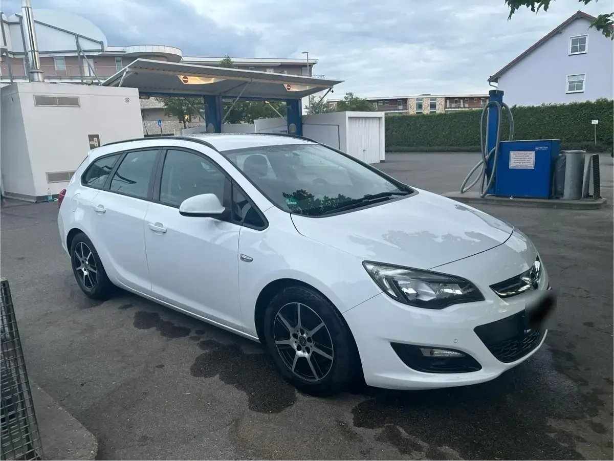 Używany Opel Astra 110 KM (80 kW) 2013 Biały Kombi