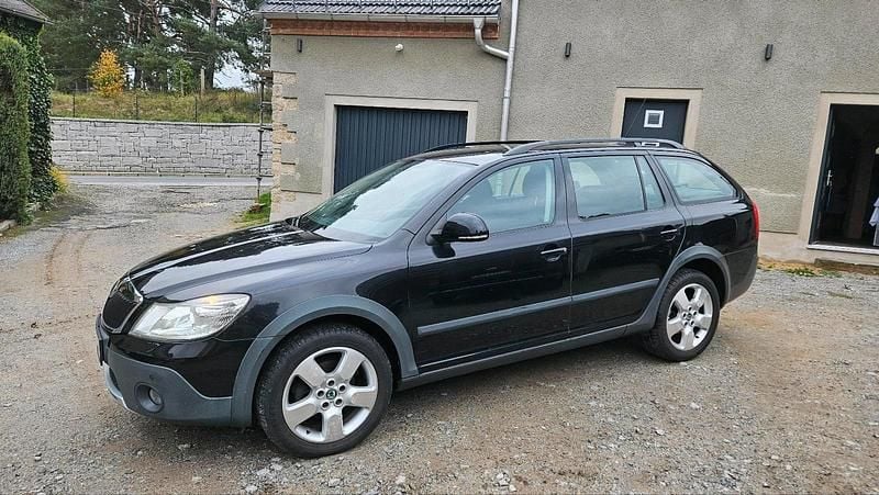 Schwarz Gebraucht 2010 Skoda Octavia Scout Kombi | 7.500 € (Fairer Preis) - Bild 1/4