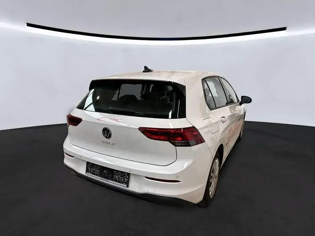 Second-hand VW Golf VIII Life 150 CP (110 kW) 2023 Alb Berlinǎ