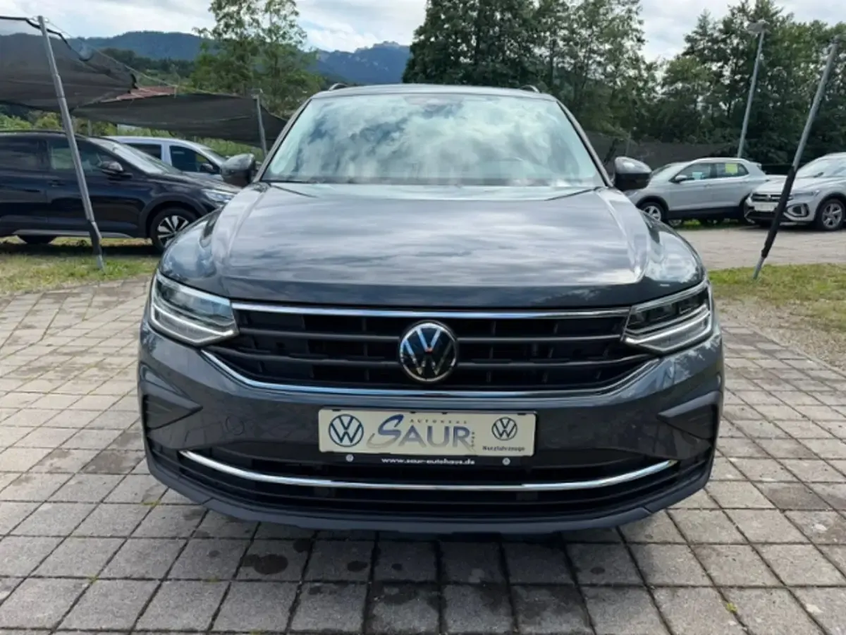Gebraucht VW Tiguan Life 150 PS (110 kW) 2022 Delfingrau metallic (metallic) SUV