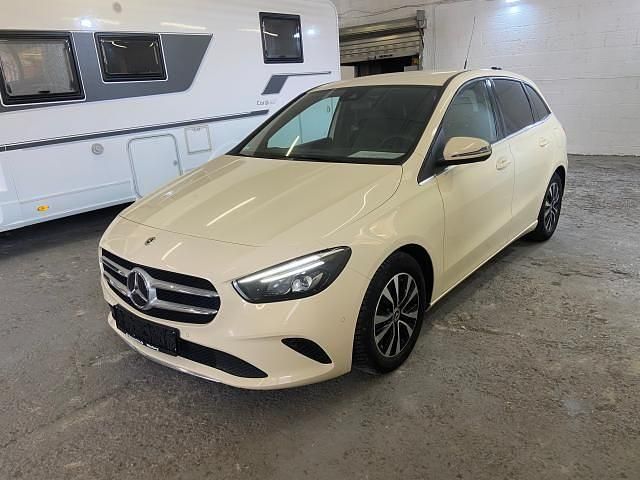 Beige Gebraucht 2022 Mercedes B180 Van / Kleinbus | 14.990 € - Bild 1/4