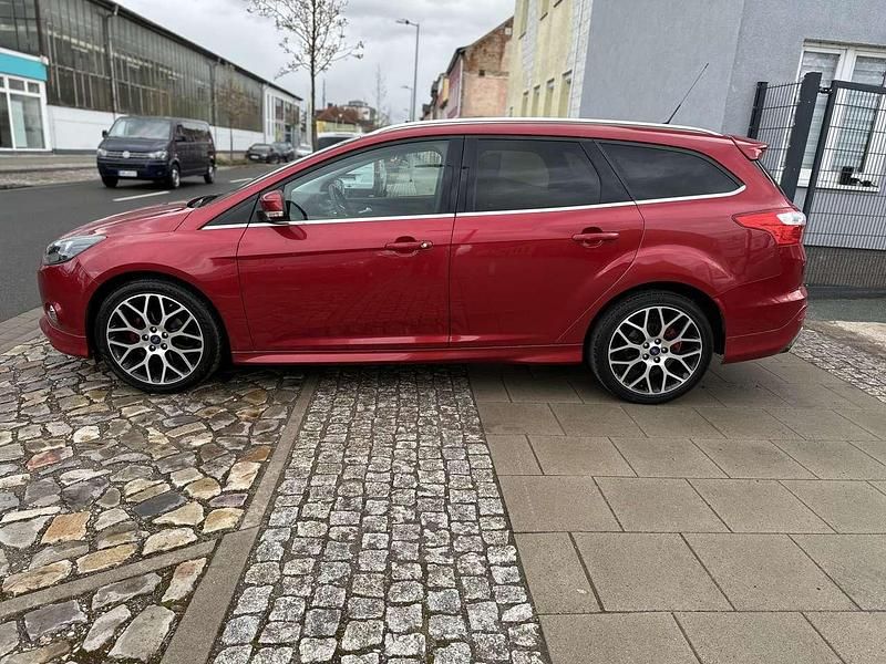 Gebraucht Ford Focus Titanium 125 PS (91 kW) 2013 Candyrot metallic Kombi