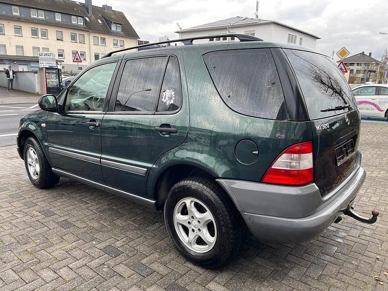 Gebraucht Mercedes ML320 218 PS (160 kW) 1999 Grün SUV