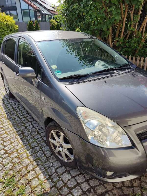 Grau Gebraucht 2009 Toyota Corolla Verso Executive Van / Kleinbus | 2.400 € (Guter Preis) - Bild 1/4