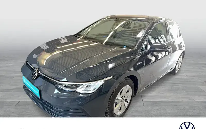 Gebraucht VW Golf VIII Life 131 PS (96 kW) 2022 Grau Limousine
