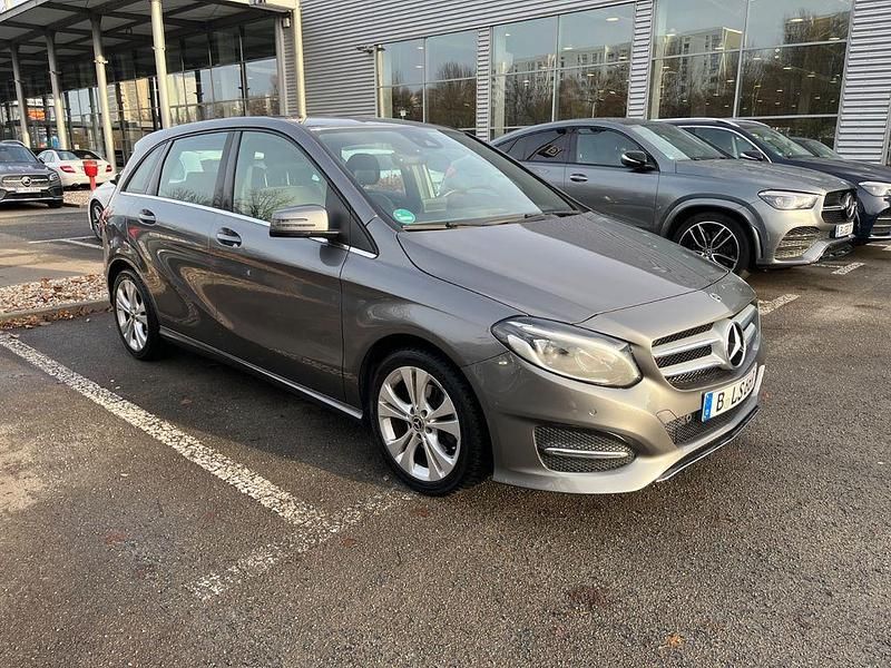 Grau Gebraucht 2018 Mercedes B180 Van / Kleinbus | 16.490 € (Superpreis) - Bild 1/4