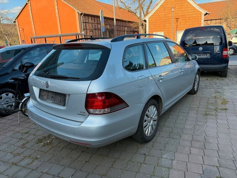 Silber Gebraucht 2013 VW Golf VI Trendline Kombi | 2.950 € - Bild 1/4