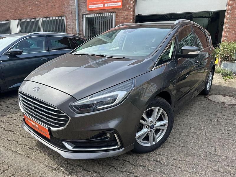 Grau Gebraucht 2021 Ford S-MAX Titanium Van / Kleinbus | 15.880 € (Teuer) - Bild 1/4