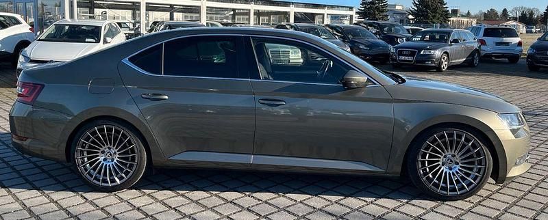 Gebraucht Skoda Superb Style 190 PS (139 kW) 2016 Grün Limousine