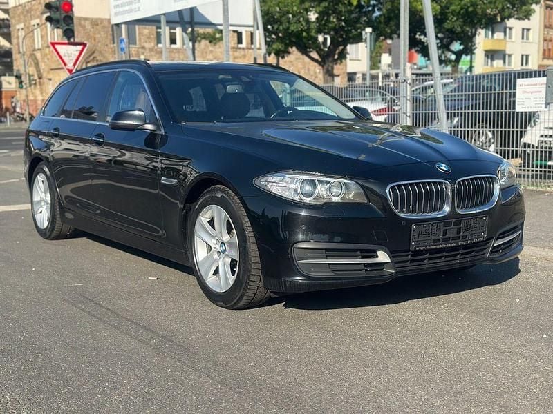 Saphirschwarz (metallic) Gebraucht 2017 BMW 520 Performance Kombi | 13.950 € (Superpreis) - Bild 1/4