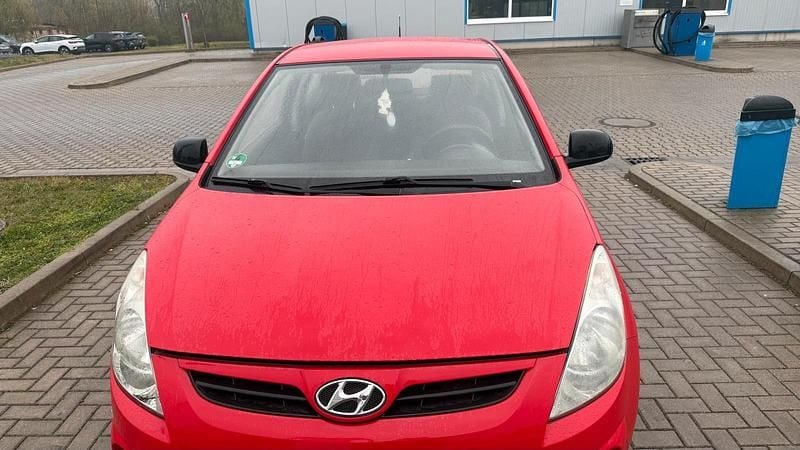 Gebraucht Hyundai i20 77 PS (56 kW) 2010 Rot Kleinwagen