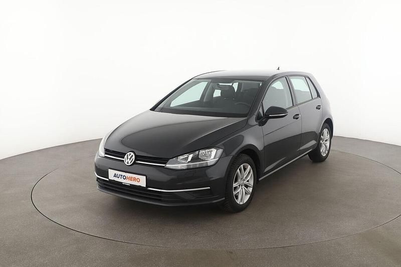 Grau Gebraucht 2019 VW Golf VII Comfortline Limousine | 13.440 € (Fairer Preis) - Bild 1/3