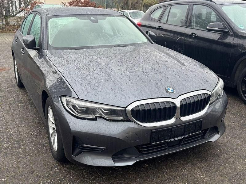Mineralgrau Gebraucht 2021 BMW 320 Sport Line Limousine | 22.850 € (Superpreis) - Bild 1/4