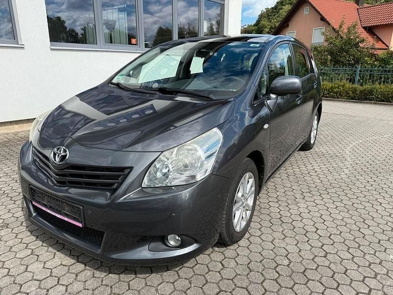 Grau Gebraucht 2011 Toyota Verso Edition Van / Kleinbus | 7.200 € (Guter Preis) - Bild 1/4