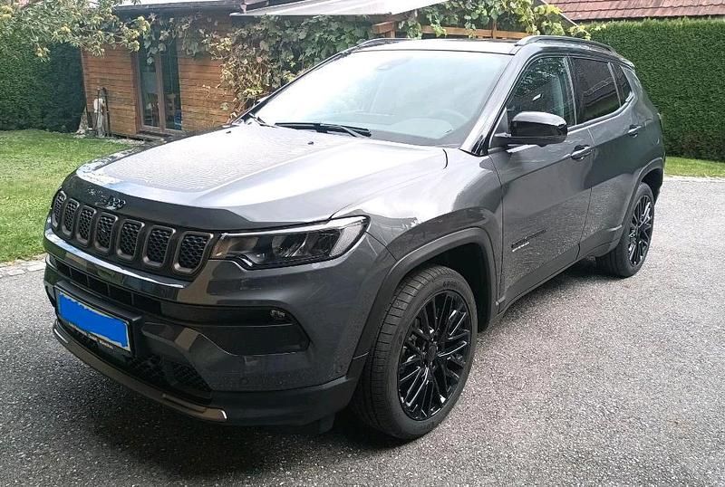 Grau Gebraucht 2022 Jeep Compass SUV | 32.499 € (Etwas zu teuer) - Bild 1/4