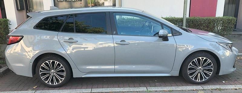 Grau Gebraucht 2020 Toyota Corolla Hybrid Team Kombi | 18.600 € (Fairer Preis) - Bild 1/4
