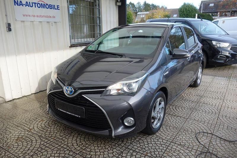 Grau Gebraucht 2016 Toyota Yaris Hybrid Edition-S Limousine | 10.950 € (Guter Preis) - Bild 1/4