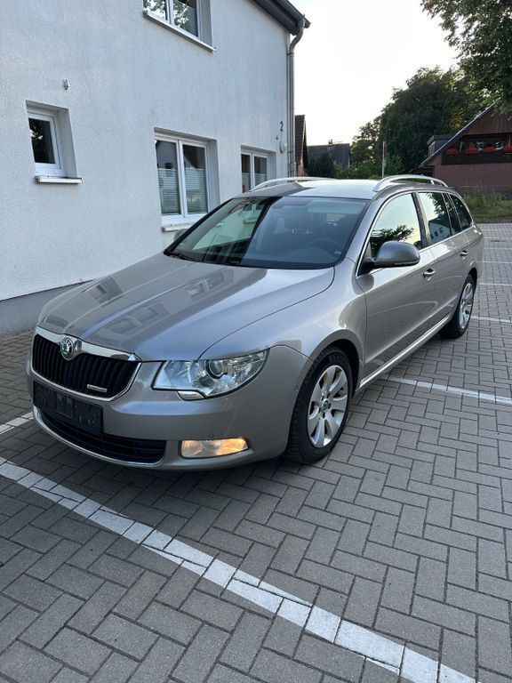Grau Gebraucht 2011 Skoda Superb Ambition Kombi | 3.700 € (Guter Preis) - Bild 1/4