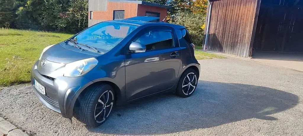 Second-hand Toyota iQ 90 CP (66 kW) 2009 Argintiu Hatchback