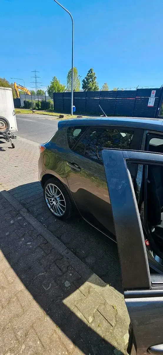 Gebraucht Mazda 3 105 PS (77 kW) 2013 Grau Kleinwagen